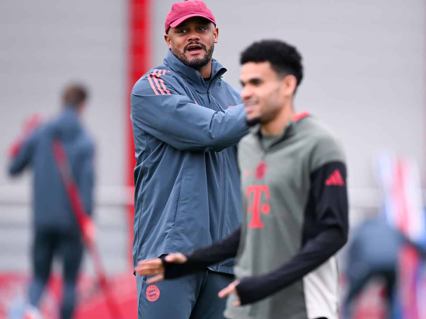 Bayern-Trainer Vincent Kompany (l). / Foto: Sven Hoppe/dpa