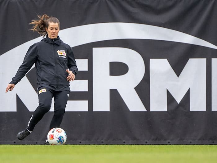 Marie-Louise Eta steht am Samstag erstmals als Cheftrainerin an der Seitenlinie von Union Berlin. (Archivbild) / Foto: Matthias Koch/dpa
