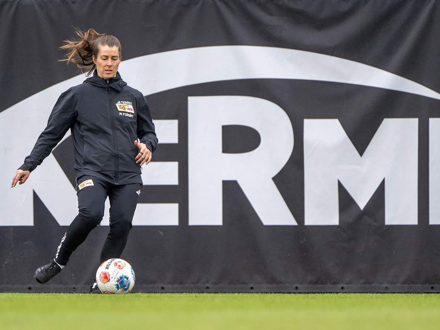 Marie-Louise Eta steht am Samstag erstmals als Cheftrainerin an der Seitenlinie von Union Berlin. (Archivbild) / Foto: Matthias Koch/dpa