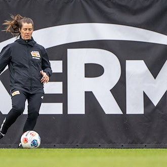 Marie-Louise Eta steht am Samstag erstmals als Cheftrainerin an der Seitenlinie von Union Berlin. (Archivbild) / Foto: Matthias Koch/dpa