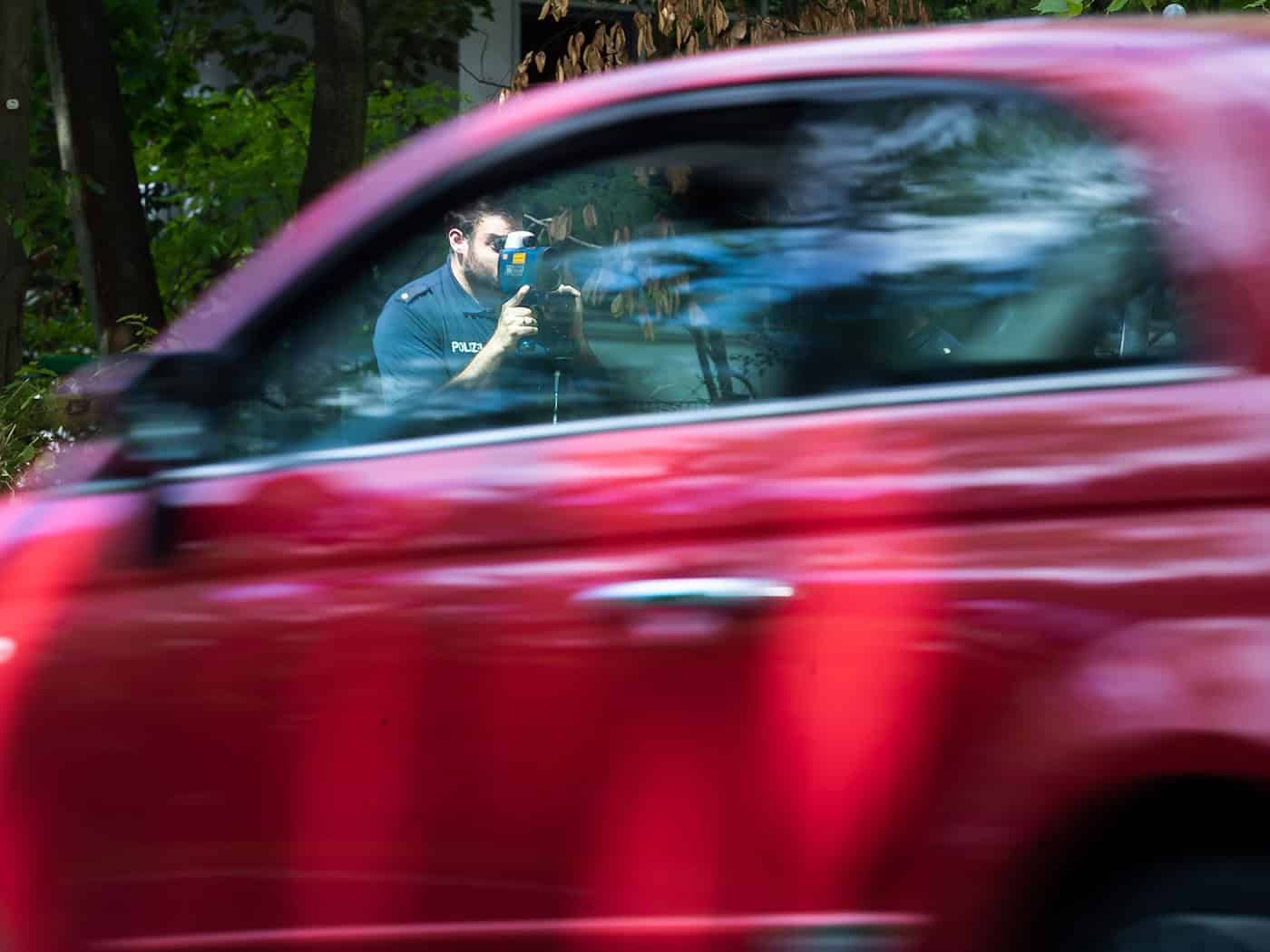 Regelmäßige Kontrollen sollen dazu beitragen, die Zahl der Verstöße gegen die Höchstgeschwindigkeit zu verringern. (Archivfoto)  / Foto: Christoph Soeder/dpa