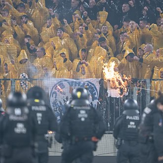 Beim Zweitliga-Spiel zwischen Dynamo Dresden und Hertha BSC kam es zu Krawallen. / Foto: Sebastian Kahnert/dpa