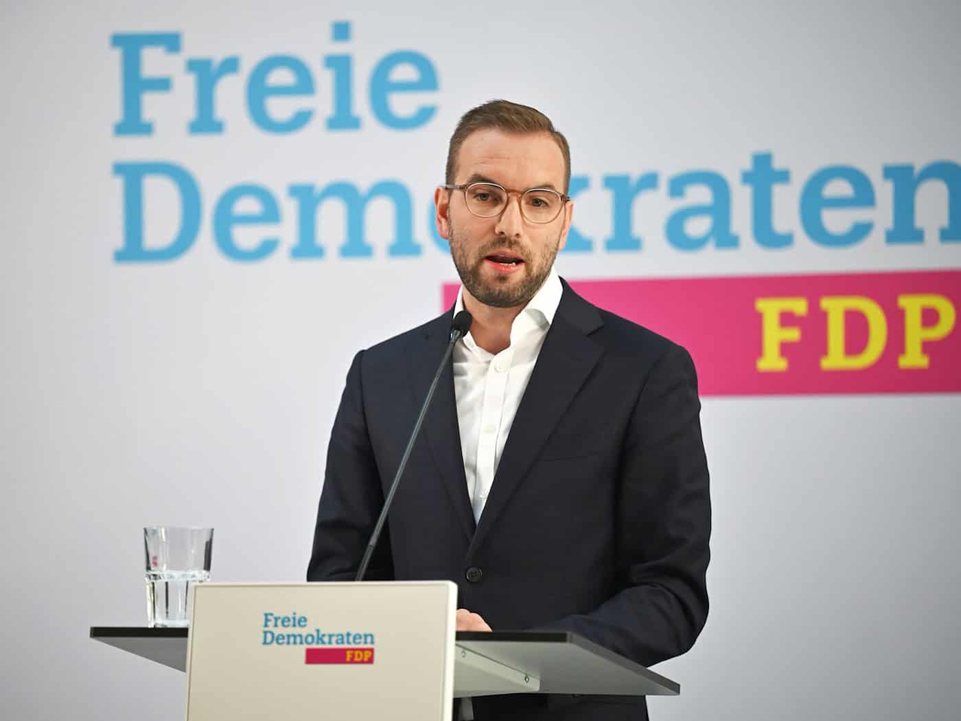 Der FDP-Landesvorsitzende  Zyon Braun hat sich für Henning Höne  als neuen Bundesvorsitzenden ausgesprochen.  / Foto: Anna Ross/dpa