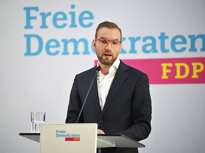 Der FDP-Landesvorsitzende  Zyon Braun hat sich für Henning Höne  als neuen Bundesvorsitzenden ausgesprochen.  / Foto: Anna Ross/dpa