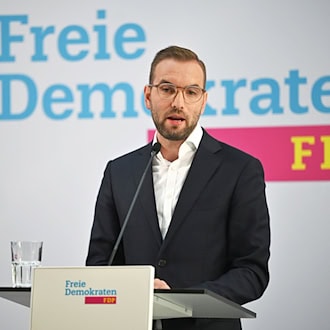 Der FDP-Landesvorsitzende  Zyon Braun hat sich für Henning Höne  als neuen Bundesvorsitzenden ausgesprochen.  / Foto: Anna Ross/dpa