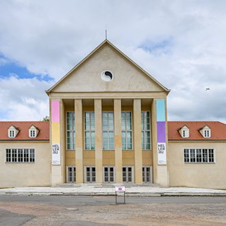 Auszeichnung für das Europäische Zentrum der Künste im Festspielhaus Hellerau in Dresden: Das Haus hat am Freitagabend den mit 200.000 Euro dotierten Theaterpreis des Bundes erhalten. (Archivbild) / Foto: Robert Michael/dpa