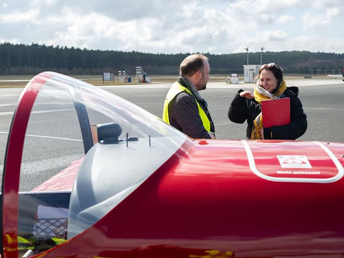 Brandenburgs Wissenschaftsministerin Manja Schüle (SPD) informiert sich am Flugplatz Schönhagen über Forschungsprojekte der Technischen Hochschule Wildau. / Foto: Soeren Stache/dpa