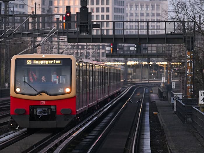 Mehrere Männer einer zwölfköpfigen Gruppe sollen einen Mann in einer S-Bahn niedergeschlagen haben. (Archivbild)  / Foto: Soeren Stache/dpa