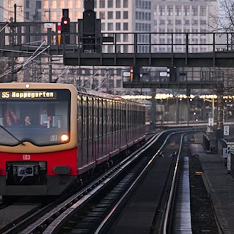 Mehrere Männer einer zwölfköpfigen Gruppe sollen einen Mann in einer S-Bahn niedergeschlagen haben. (Archivbild)  / Foto: Soeren Stache/dpa