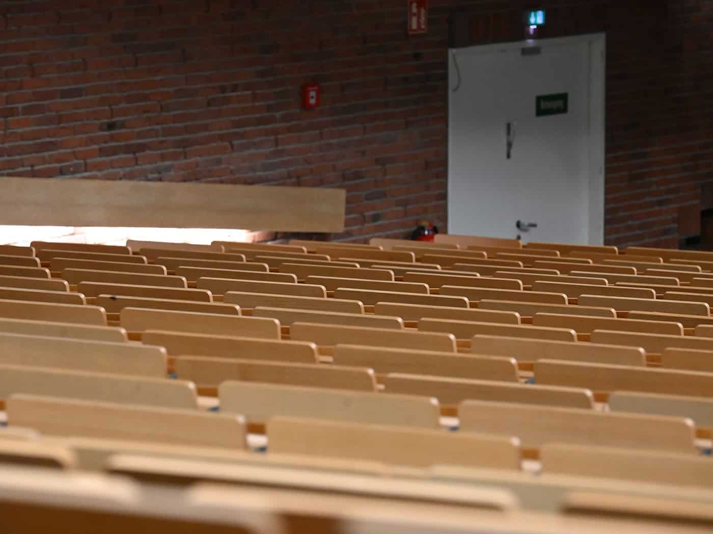 Für den «Offenen Hörsaal» dürfen hier auch Nicht-Studierende Platz nehmen. (Symbolbild). / Foto: Niklas Graeber/dpa
