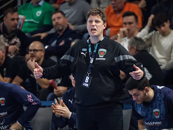 Füchse-Trainer Nicolej Krickau fordert von seinem Team von Beginn an volle Fokussierung (Archivbild) / Foto: Andreas Gora/dpa