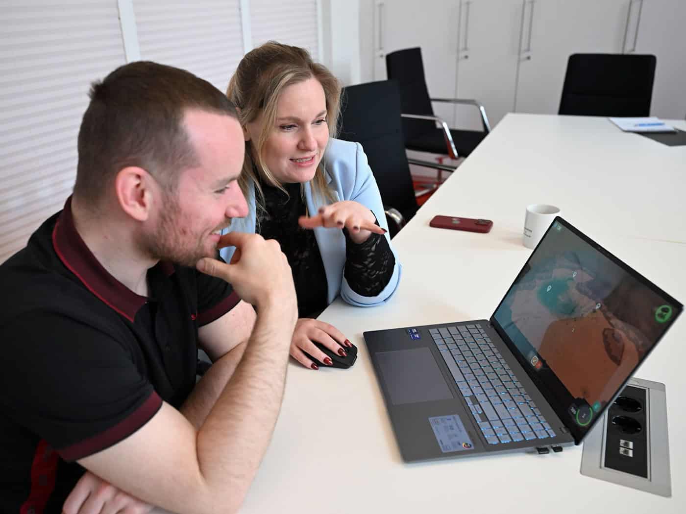 Die SPD-Landtagsabgeordneten Lars Katzmarek und Annemarie Wolff wollen die Themen Games und E-Sports stärker in den Mittelpunkt rücken.  / Foto: Jens Kalaene/dpa