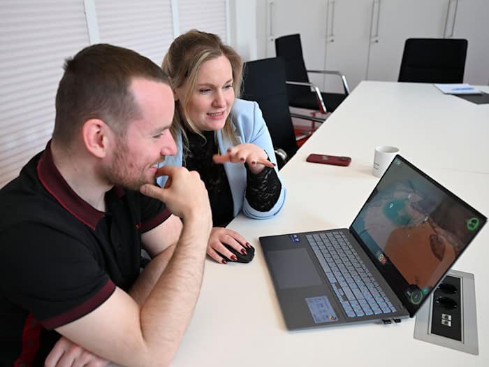 Die SPD-Landtagsabgeordneten Lars Katzmarek und Annemarie Wolff wollen die Themen Games und E-Sports stärker in den Mittelpunkt rücken.  / Foto: Jens Kalaene/dpa