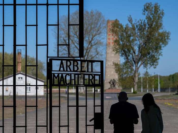Ein Ort der Verbrechen der Nationalsozialisten: Heute erinnert die Gedenkstätte Sachsenhausen in Oranienburg an die Befreiung des KZ im April 1945.  / Foto: Soeren Stache/dpa