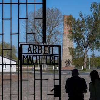 Ein Ort der Verbrechen der Nationalsozialisten: Heute erinnert die Gedenkstätte Sachsenhausen in Oranienburg an die Befreiung des KZ im April 1945.  / Foto: Soeren Stache/dpa