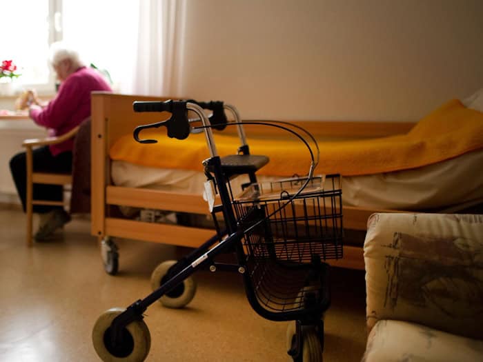 Nicht wenige Menschen müssen im Alter oder wegen Behinderungen in Pflegeheime umziehen. (Symbobild) / Foto: Arno Burgi/dpa-Zentralbild/dpa-tmn