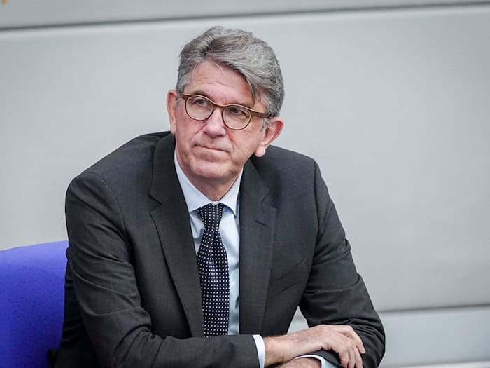 Wolfram Weimer (parteilos), Staatsminister für Kultur und Medien, darf die Betreiber des Berliner Buchladens «Zur schwankenden Weltkugel» nicht als «politische Extremisten» bezeichnen. / Foto: Kay Nietfeld/dpa