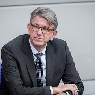 Wolfram Weimer (parteilos), Staatsminister für Kultur und Medien, darf die Betreiber des Berliner Buchladens «Zur schwankenden Weltkugel» nicht als «politische Extremisten» bezeichnen. / Foto: Kay Nietfeld/dpa