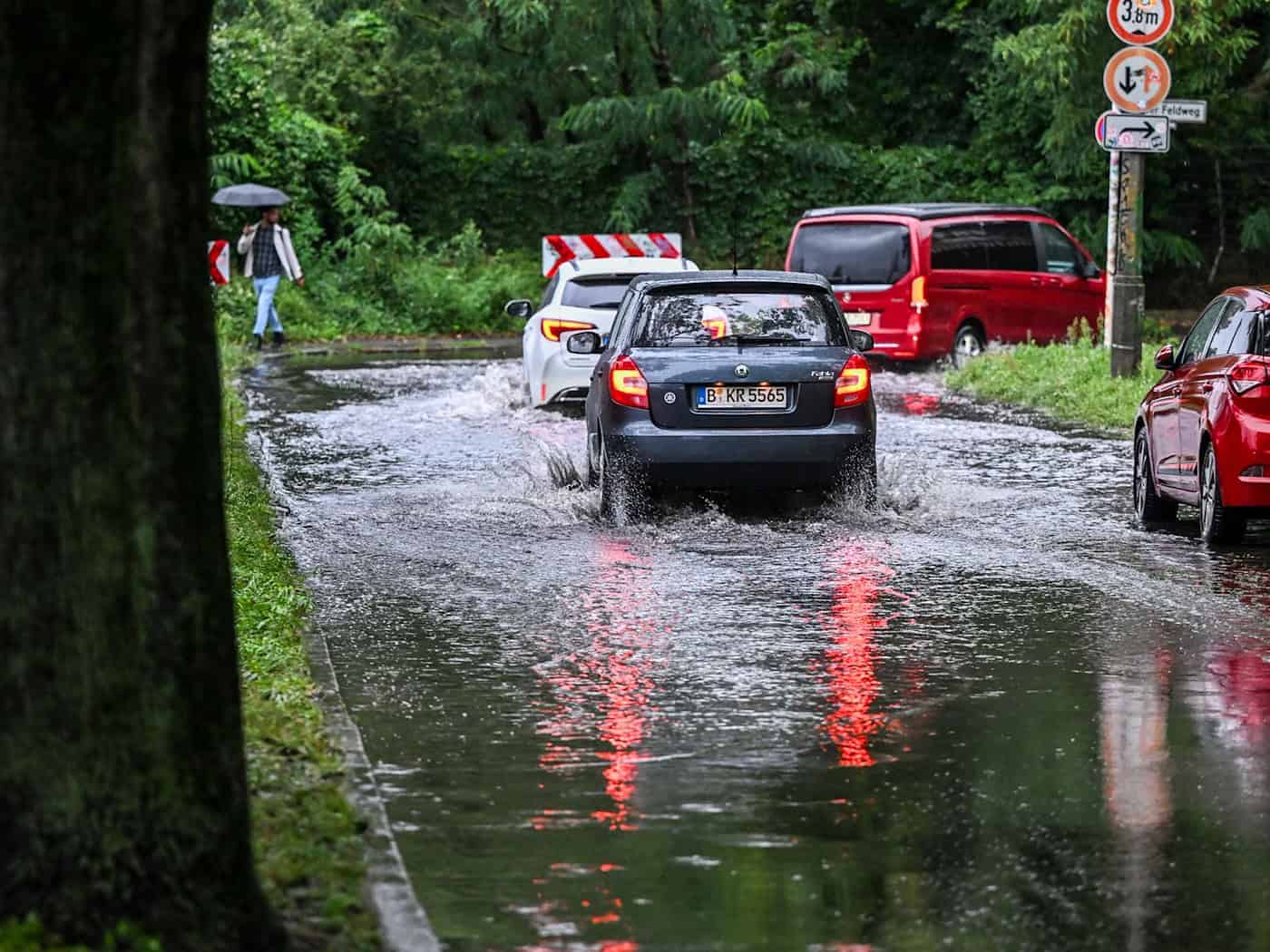 Starkregen, Hagel und Überschwemmungen haben im vergangenen Jahr deutlich weniger Schäden in Berlin angerichtet. (Archivbild) / Foto: Jens Kalaene/dpa