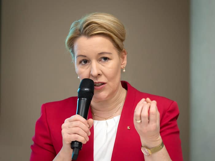 Wirtschaftssenatorin Franziska Giffey hofft für 2026 auf ein Wirtschaftswachstum in Berlin von 1,8 Prozent. (Archivbild) / Foto: Soeren Stache/dpa