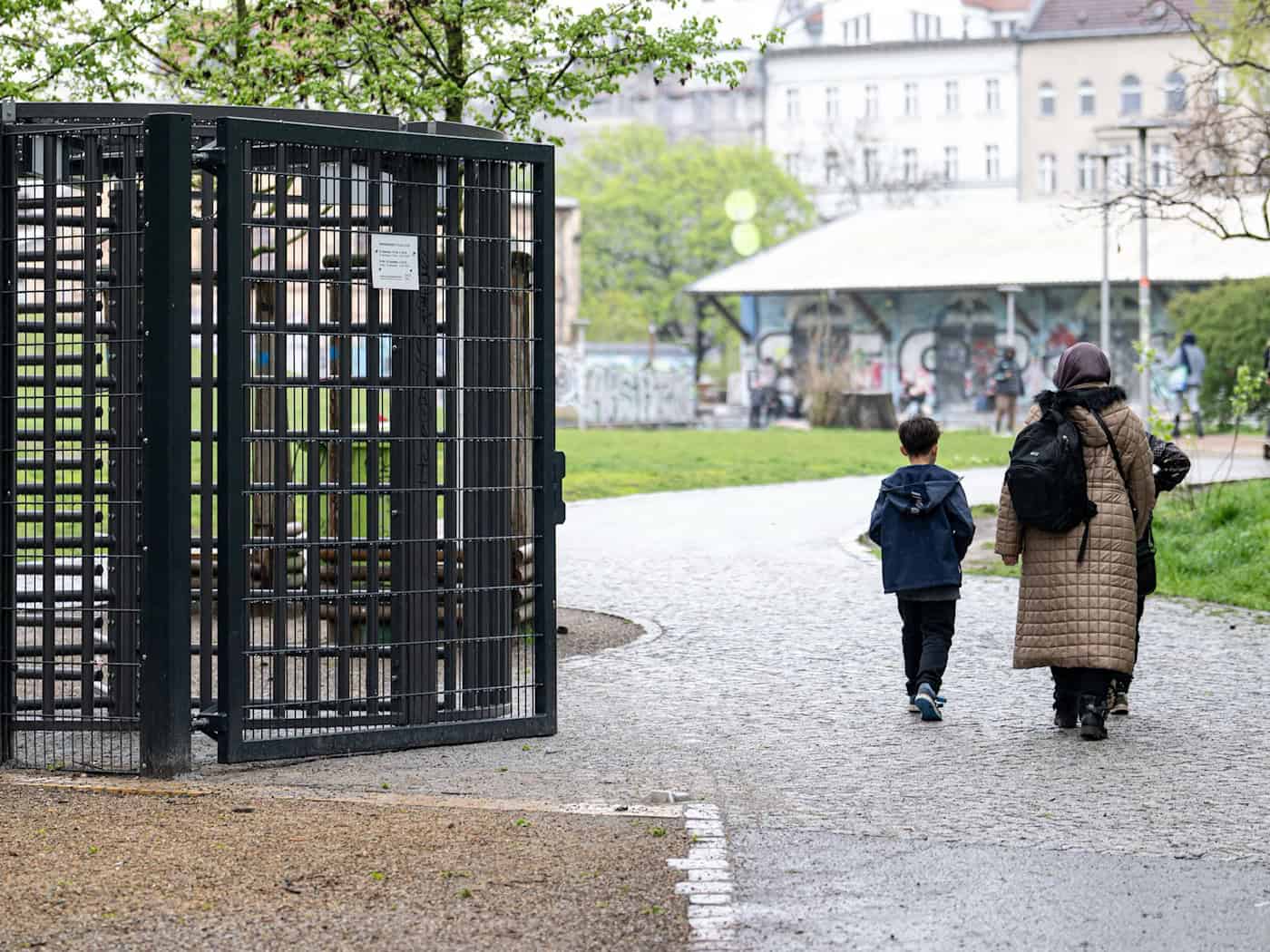 Seit neustem ist der Görlitzer Park von 22 bis 6 Uhr geschlossen, um den 1. Mai herum bleiben die Tore dagegen offen. (Archivbild)  / Foto: Fabian Sommer/dpa