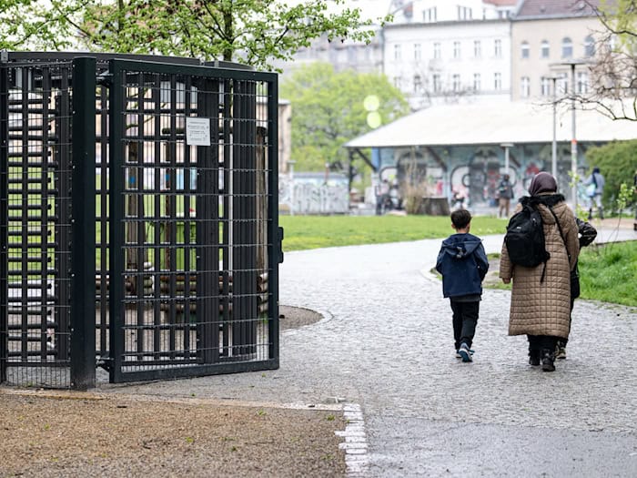 Seit neustem ist der Görlitzer Park von 22 bis 6 Uhr geschlossen, um den 1. Mai herum bleiben die Tore dagegen offen. (Archivbild)  / Foto: Fabian Sommer/dpa