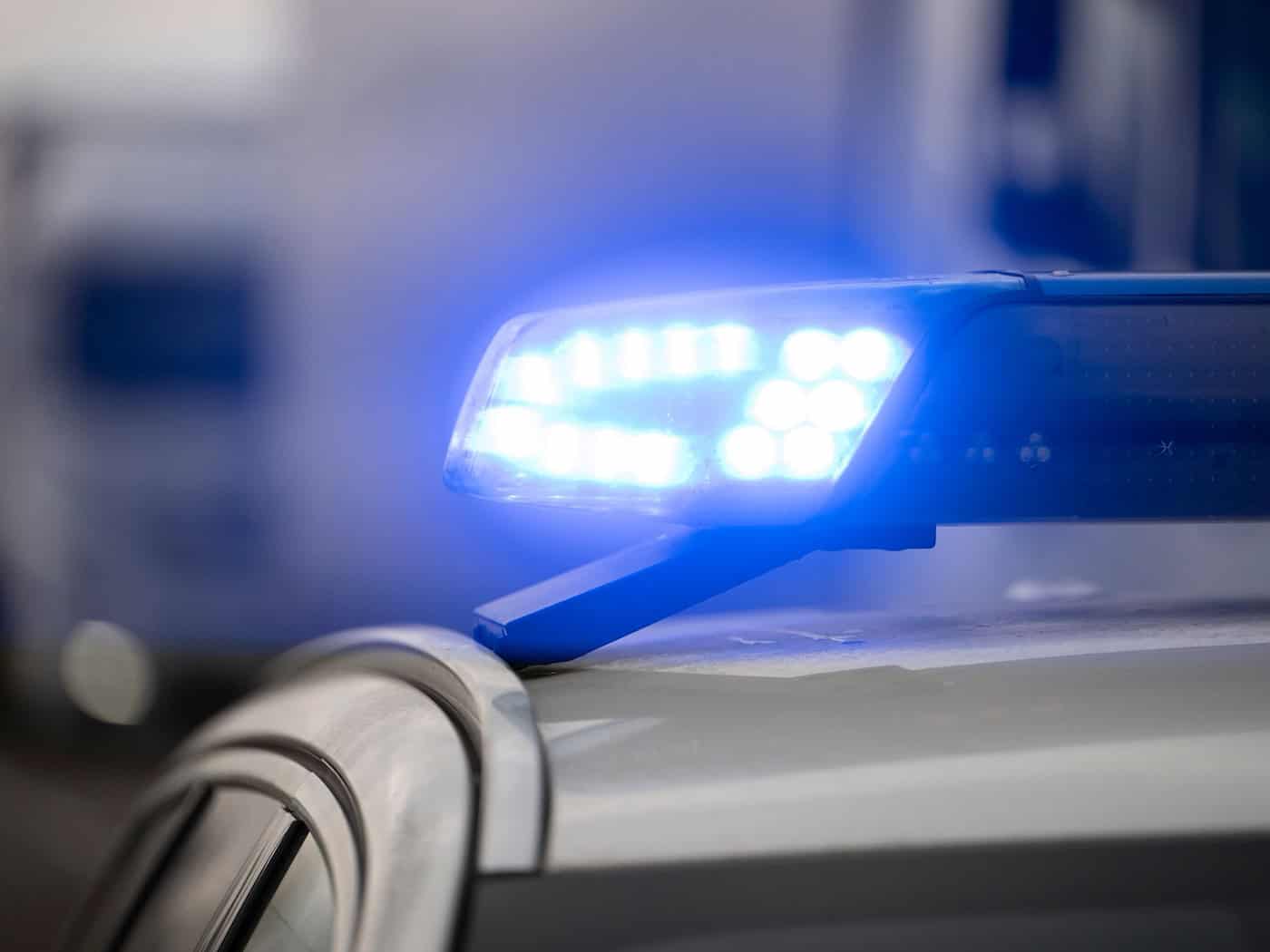 Einen Schriftzug sowie ein Hakenkreuz haben Beamte der Polizei am Samstag vorgefunden. (Symbolbild) / Foto: Marijan Murat/dpa