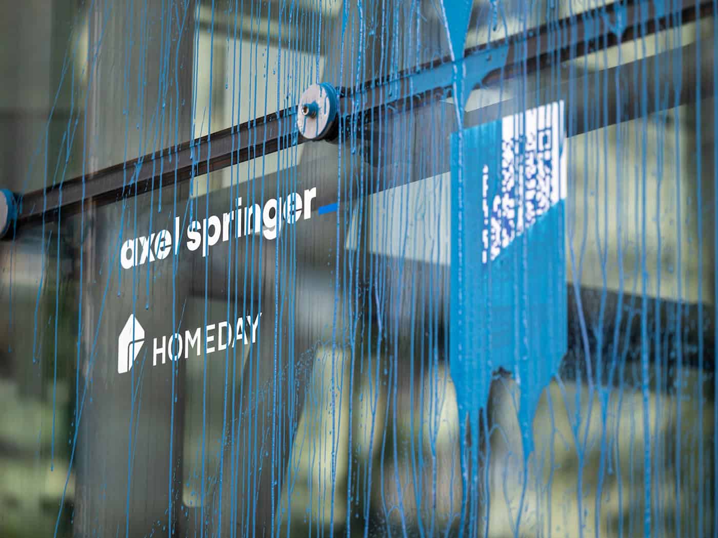 Protestaktion der Gruppe «Neue Generation» mit blauer Farbe.  / Foto: Hannes P. Albert/dpa