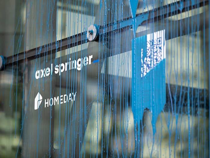 Berlin-Kreuzberg: «Neue Generation» beschmiert Axel-Springer-Haus mit blauer Farbe