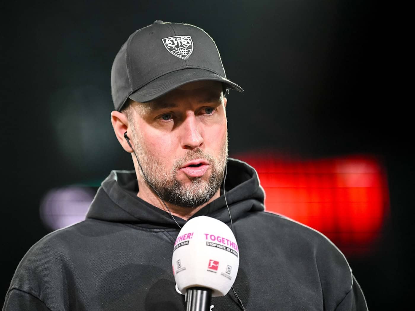 Freut sich auf die Premiere der neuen Trainerkollegin: Stuttgarts Sebastian Hoeneß. (Archivbild) / Foto: Harry Langer/dpa