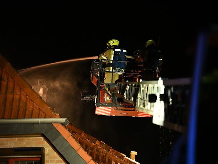 Rund sieben Monate nach einem Brand mit zwei Toten in einer Doppelhaushälfte in Berlin-Marzahn erging eine lebenslange Freiheitsstrafe gegen einen der damaligen Bewohner. (Archivfoto)  / Foto: Annette Riedl/dpa