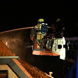 Rund sieben Monate nach einem Brand mit zwei Toten in einer Doppelhaushälfte in Berlin-Marzahn erging eine lebenslange Freiheitsstrafe gegen einen der damaligen Bewohner. (Archivfoto)  / Foto: Annette Riedl/dpa
