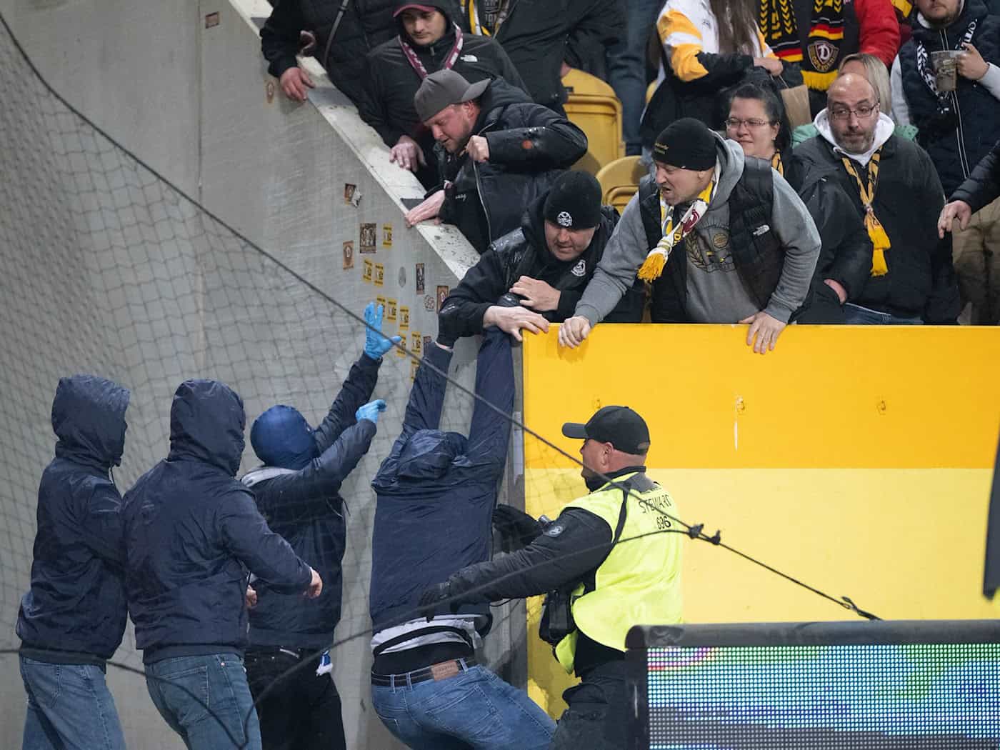 Nach Auseinandersetzungen drohen Fans von Hertha BSC und Dynamo Dresden harte Konsequenzen. (Archivbild) / Foto: Sebastian Kahnert/dpa