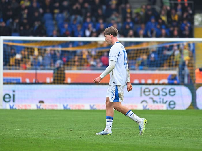 Nach seiner Roten Karte verließ Herthas Kennet Eichhorn geknickt das Feld. (Archivbild) / Foto: Swen Pförtner/dpa