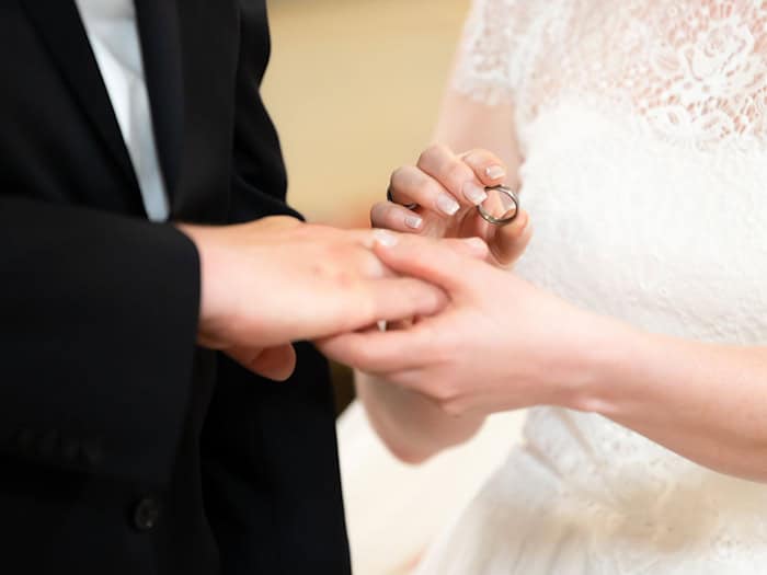 Die Ehe ist in Deutschland von der Verfassung geschützt. (Symbolbild)  / Foto: Silas Stein/dpa