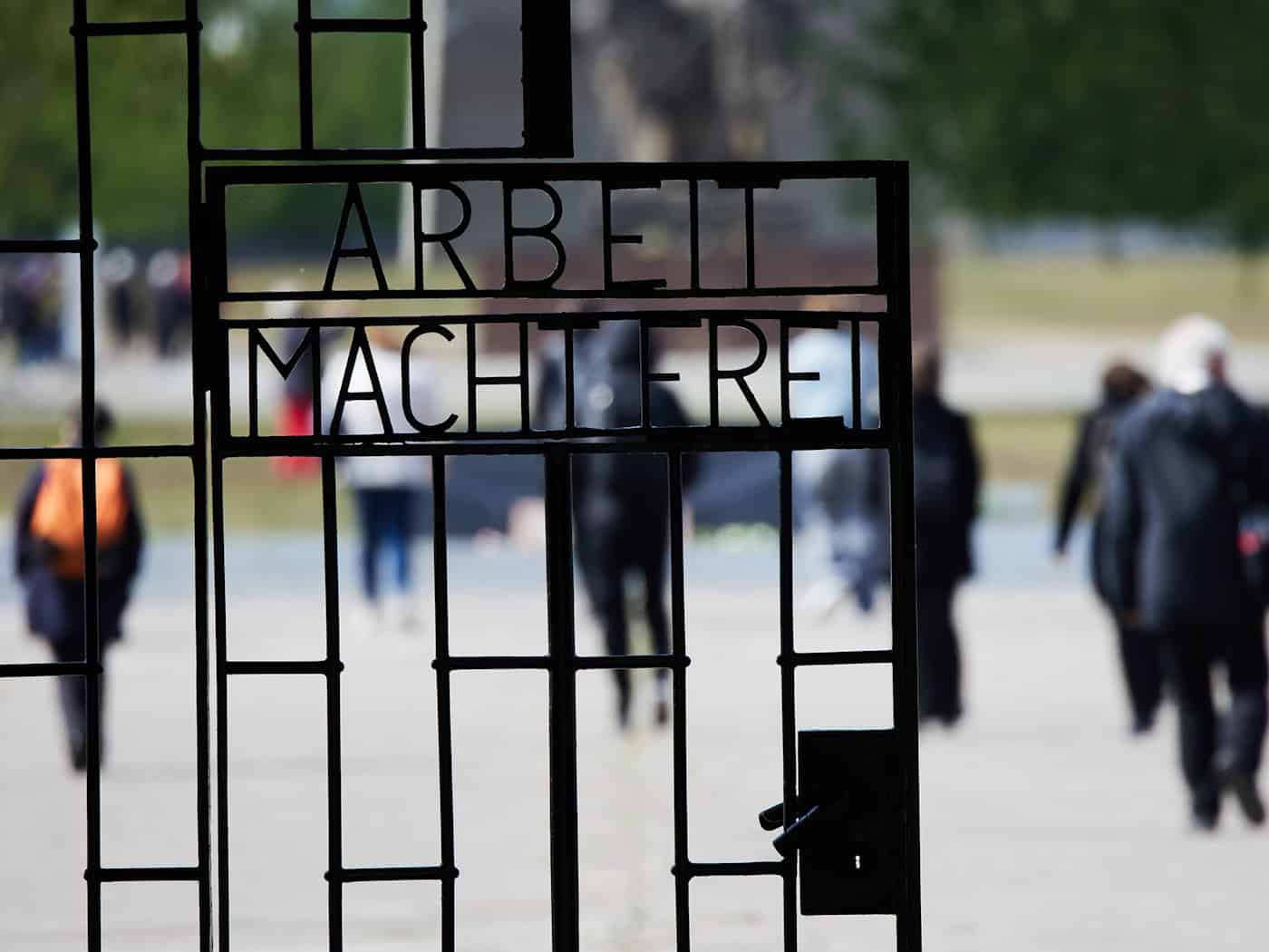 Zum 81. Jahrestag der Befreiung der Häftlinge des Konzentrationslagers Sachsenhausen wird in Oranienburg eine zentrale Gedenkveranstaltung organisiert. (Archvibld)  / Foto: Joerg Carstensen/dpa