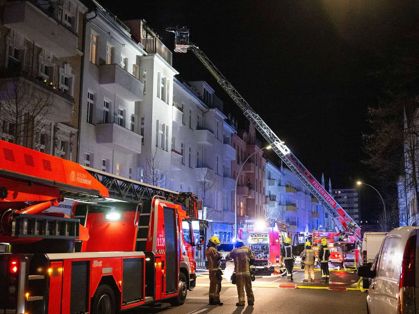 Feuerwehrleute löschen einen Brand in einem Mehrfamilienhaus. (Archivbild)  / Foto: Christophe Gateau/dpa