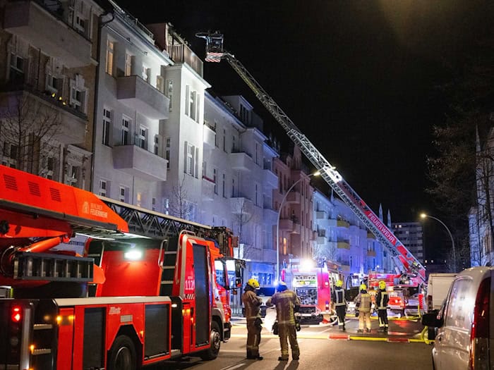 Feuerwehrleute löschen einen Brand in einem Mehrfamilienhaus. (Archivbild)  / Foto: Christophe Gateau/dpa