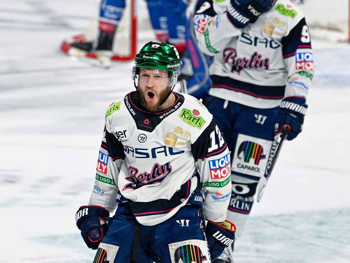 Eric Mik gelang beim 5:1 der Eisbären Berlin in Mannheim der erste Final-Hattrick eines Verteidigers in der DEL-Geschichte. / Foto: Uwe Anspach/dpa