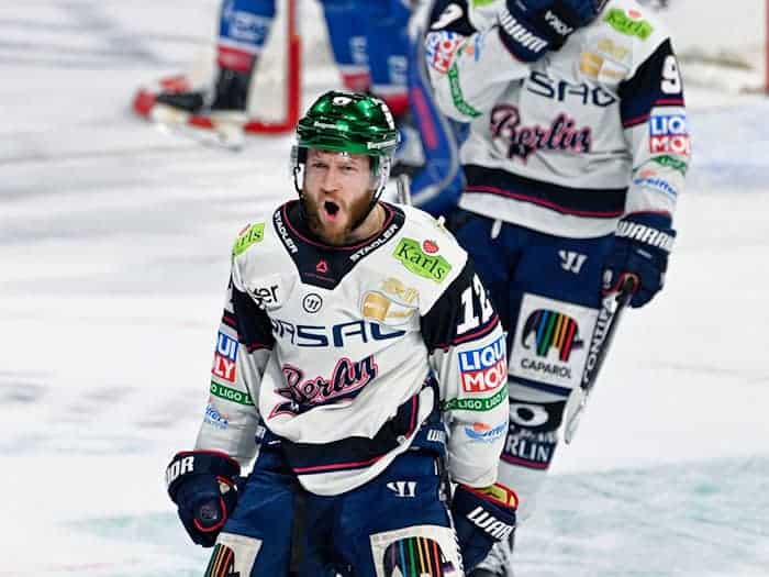 Eric Mik gelang beim 5:1 der Eisbären Berlin in Mannheim der erste Final-Hattrick eines Verteidigers in der DEL-Geschichte. / Foto: Uwe Anspach/dpa
