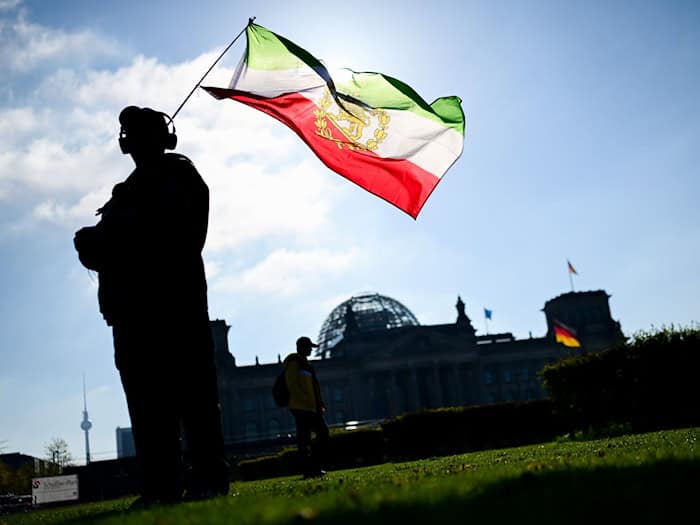 Tausende Unterstützer Reza Pahlavis demonstrieren in Berlin für Sturz der iranischen Führung