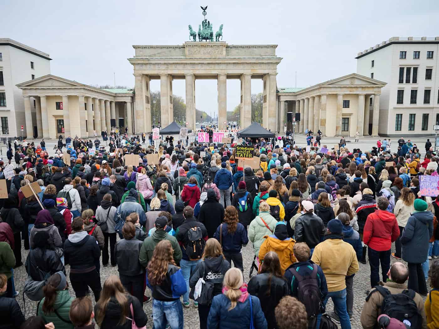 Hunderte von Menschen demonstrierten am Brandenburger Tor gegen sexuelle Gewalt.  / Foto: Annette Riedl/dpa