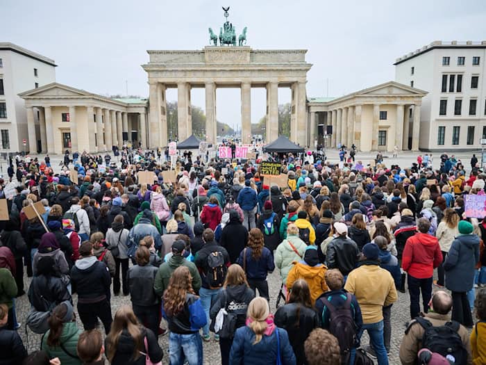 Hunderte von Menschen demonstrierten am Brandenburger Tor gegen sexuelle Gewalt.  / Foto: Annette Riedl/dpa