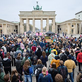 Hunderte von Menschen demonstrierten am Brandenburger Tor gegen sexuelle Gewalt.  / Foto: Annette Riedl/dpa