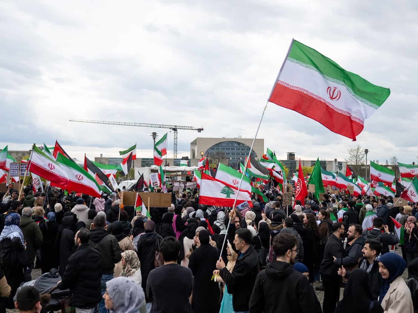 Bei der Demo im Regierungsviertel waren viele iranische Flaggen zu sehen.  / Foto: Christophe Gateau/dpa
