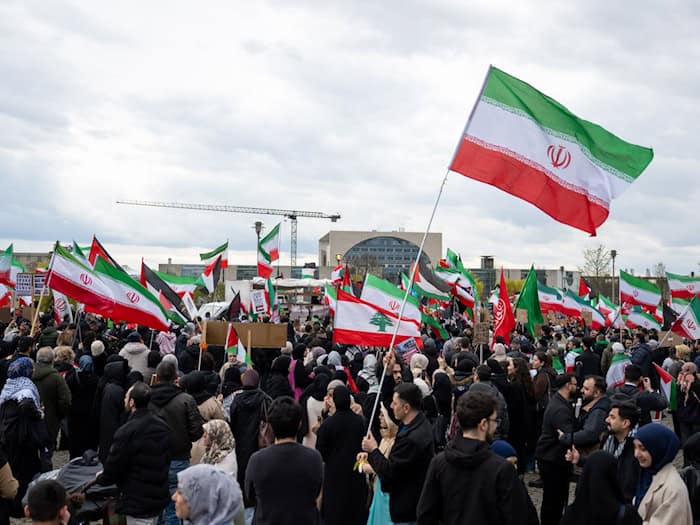 Bei der Demo im Regierungsviertel waren viele iranische Flaggen zu sehen.  / Foto: Christophe Gateau/dpa