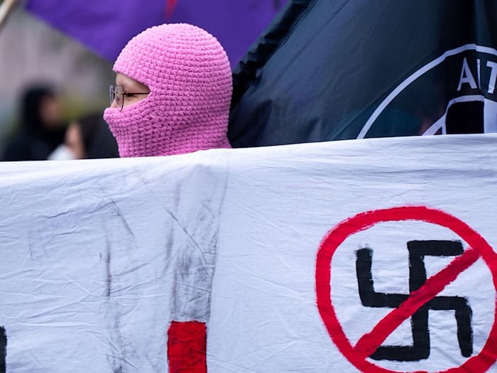 In der Spitze seien 500 Menschen vor Ort gewesen, sagte ein Sprecher der Polizei.  / Foto: Christophe Gateau/dpa