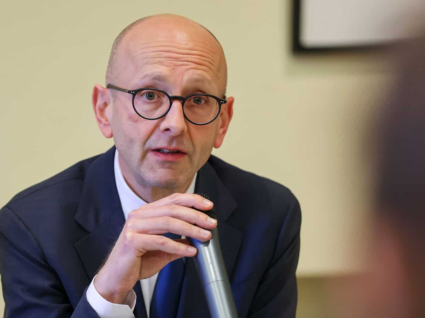 Lucas Flöther führt derzeit den Betrieb am insolventen Domo-Standort in Premnitz fort und sucht nach einem Investor für das Unternehmen. / Foto: Jan Woitas/dpa