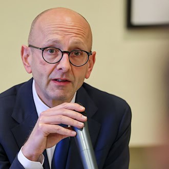 Lucas Flöther führt derzeit den Betrieb am insolventen Domo-Standort in Premnitz fort und sucht nach einem Investor für das Unternehmen. / Foto: Jan Woitas/dpa