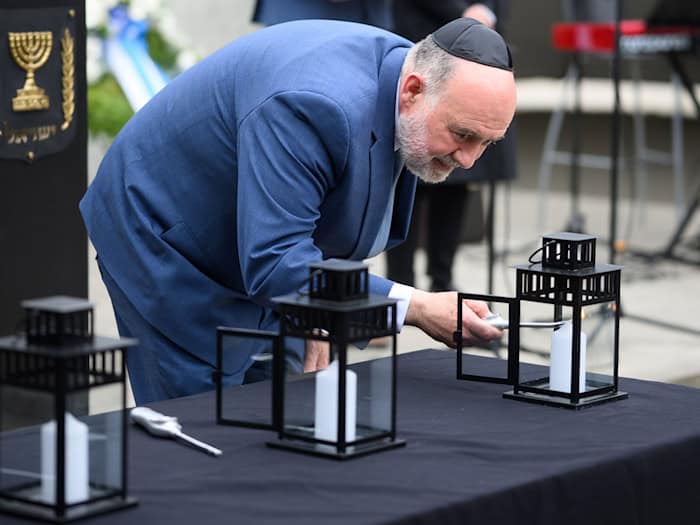 Gedenken an die Opfer des Holocaust: der israelische Botschafter in Deutschland, Ron Prosor, entzündet in der Gedenkstätte Sachsenhausen eine von sechs Kerzen.  / Foto: Bernd von Jutrczenka/dpa